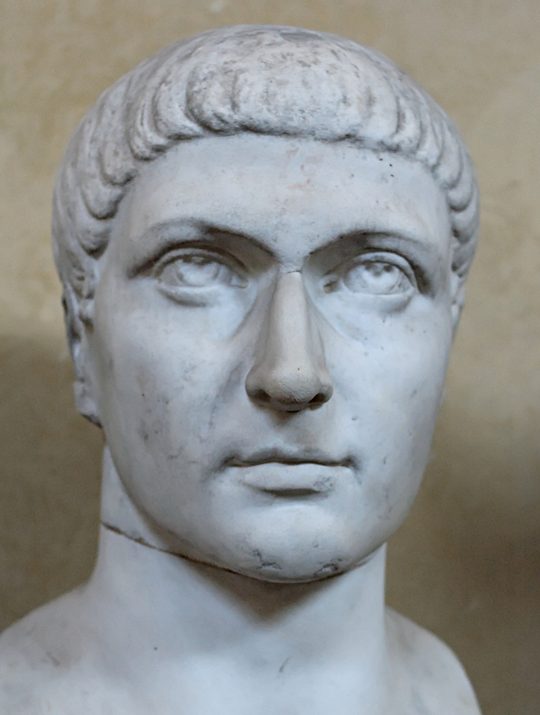 Busto em mármore do imperador Constantino, o Grande, visto de frente.
